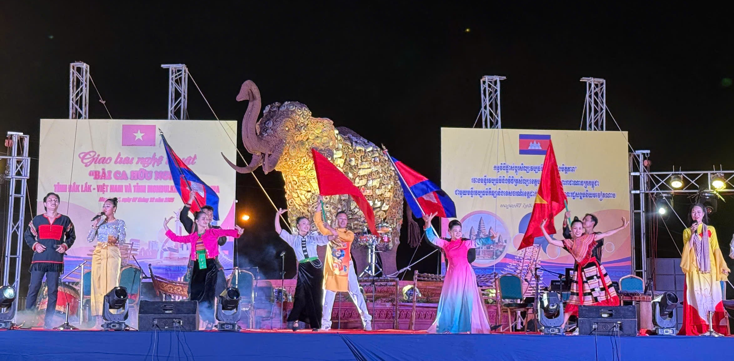 Giao lưu văn hóa Đắk Lắk - Mondulkiri: Thắt chặt tình hữu nghị Việt Nam - Campuchia